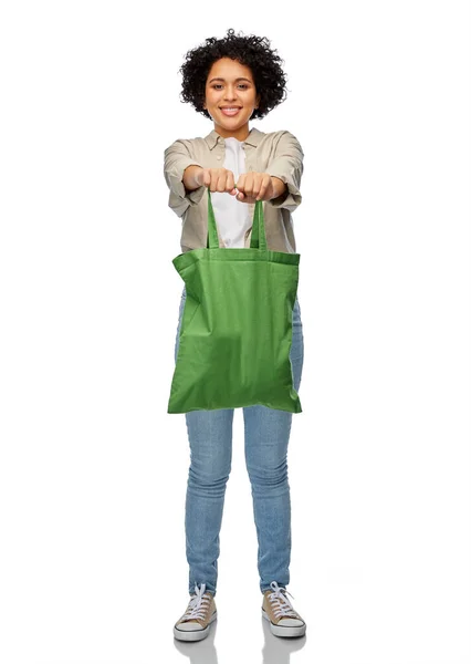 Mulher com saco de lona reutilizável para compras de alimentos — Fotografia de Stock