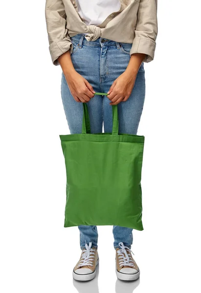 Vrouw met herbruikbare canvas tas voor voedsel winkelen — Stockfoto