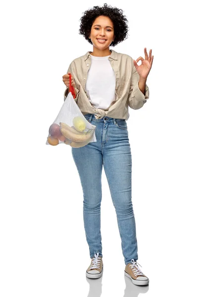 Szczęśliwa kobieta z owocami w torebce wielokrotnego użytku — Zdjęcie stockowe
