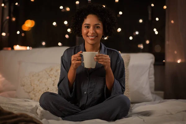 夜になるとコーヒーを飲みながら — ストック写真