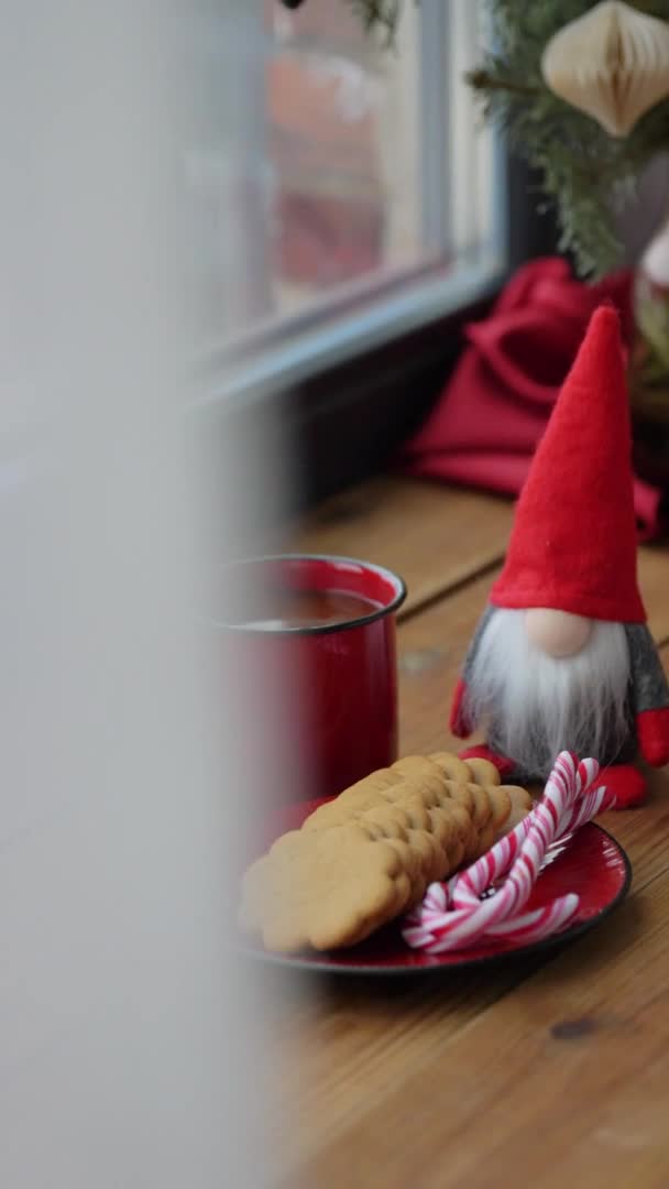 Gnomo de Navidad, café y galletas en el alféizar de la ventana — Vídeos de Stock