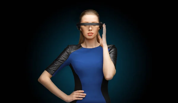 Γυναίκα σε εικονική πραγματικότητα vr γυαλιά — Φωτογραφία Αρχείου