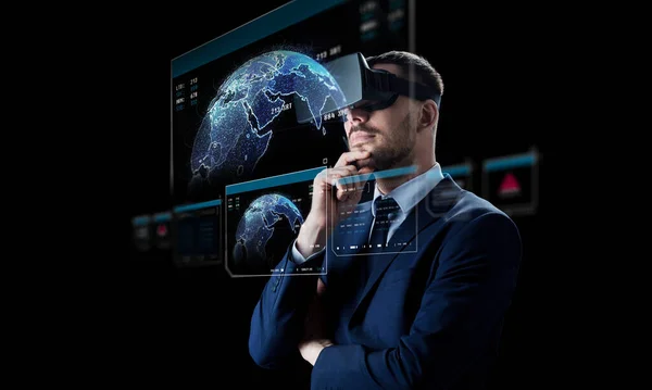 Uomo d'affari in realtà virtuale auricolare su nero — Foto Stock