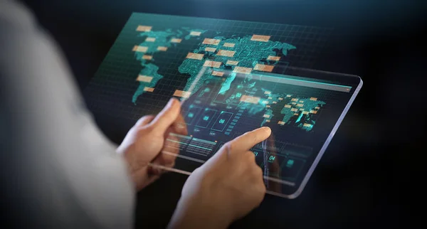 透明なタブレットPCとホログラムで手を取り — ストック写真