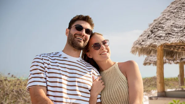 Szczęśliwa para na letniej plaży — Zdjęcie stockowe