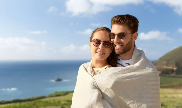 Casal feliz coberto com cobertor na Califórnia — Fotografia de Stock