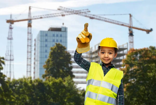 Menino apontando dedo para cima sobre canteiro de obras — Fotografia de Stock