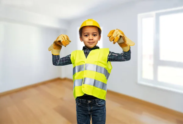 Маленький мальчик в перчатках, бронежилете и шлеме — стоковое фото