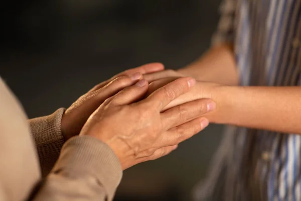 Close up de mulheres de mãos dadas — Fotografia de Stock