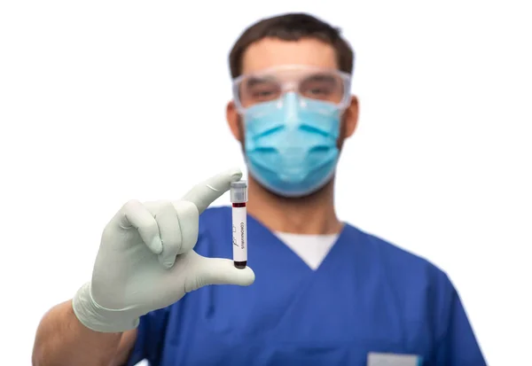 男医生戴口罩，血滴在试管中 — 图库照片