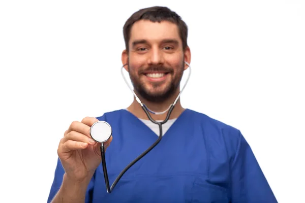 Médico sonriente o enfermero con estetoscopio — Foto de Stock