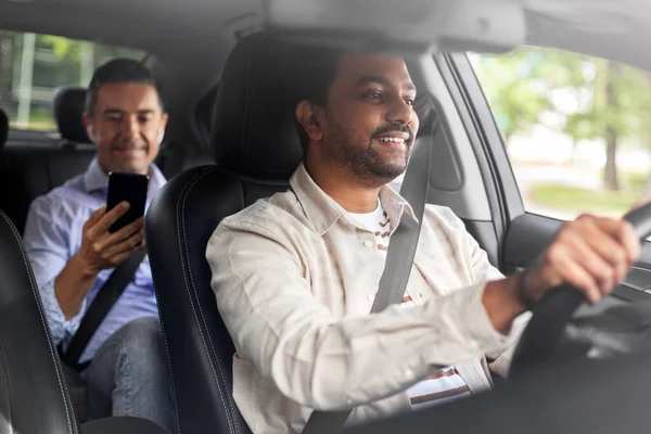 Indian manlig förare som kör bil med passagerare — Stockfoto