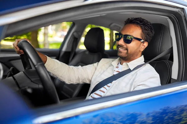 Χαμογελαστός Ινδιάνος με γυαλιά ηλίου οδηγός αυτοκινήτου — Φωτογραφία Αρχείου