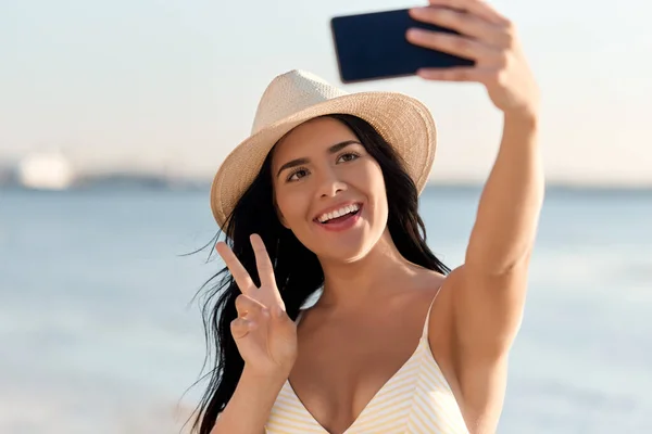 Bikinili gülümseyen kadın sahilde selfie çekiyor. — Stok fotoğraf