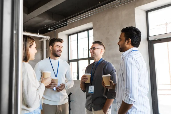 Zakenmensen die afhaalkoffie drinken op kantoor — Stockfoto