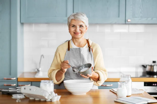 Mulher feliz cozinhar comida na cozinha em casa — Fotografia de Stock