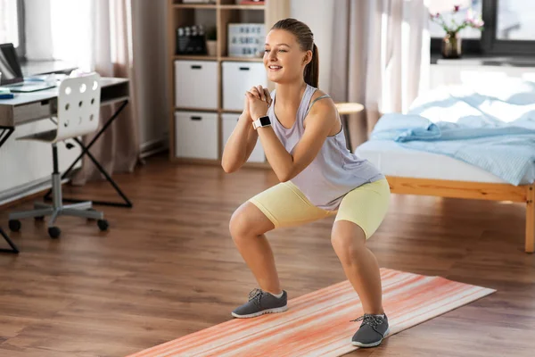 Feliz adolescente ejercitando en yoga mat en casa — Foto de Stock