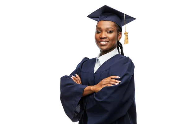 Estudante de pós-graduação feliz feminino em argamassa — Fotografia de Stock