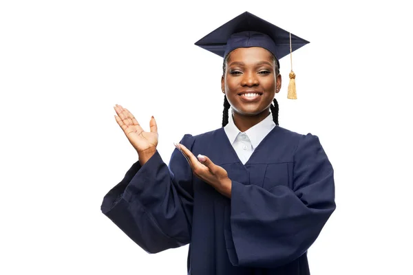 Šťastná studentka postgraduálního studia v minometu — Stock fotografie