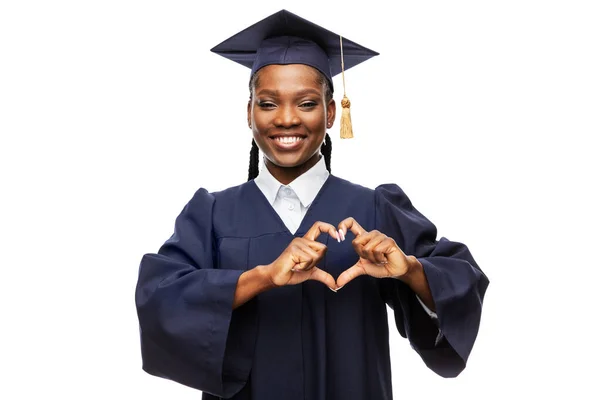 Estudante de pós-graduação feliz feminino em argamassa — Fotografia de Stock