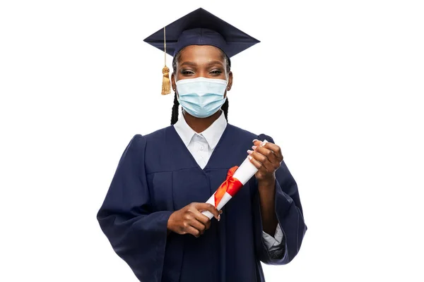 Postgraduální studentka v masce s diplomem — Stock fotografie