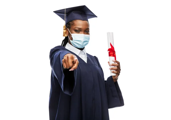 Postgraduální studentka v masce s diplomem — Stock fotografie