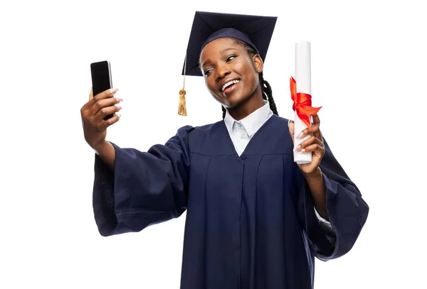 Estudante de pós-graduação feminino feliz com diploma — Fotografia de Stock