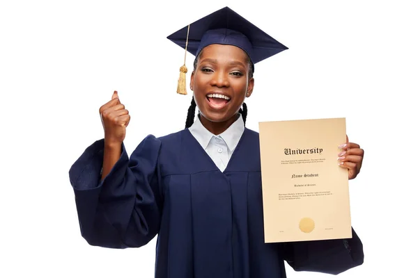 Estudante de pós-graduação feminino feliz com diploma — Fotografia de Stock