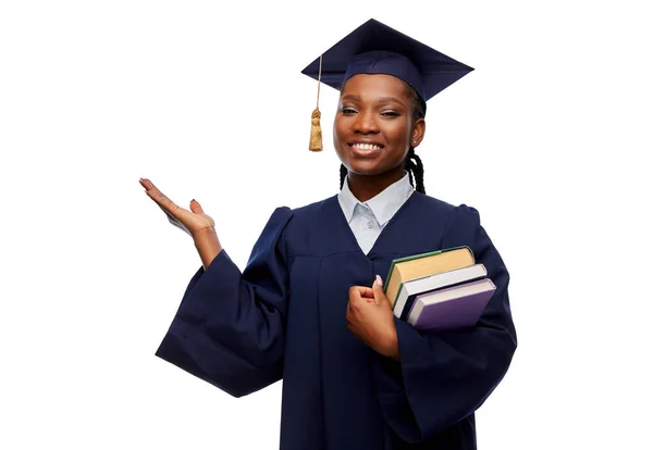 Boldog női diplomás diák könyvekkel — Stock Fotó