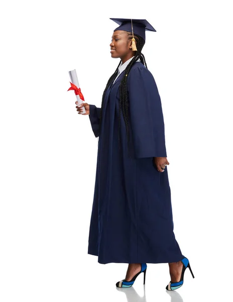 Šťastná žena postgraduální student chůze s diplomem — Stock fotografie