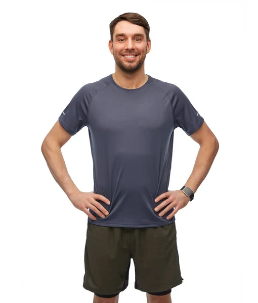 Hombre sonriente con reloj inteligente o rastreador de fitness — Foto de Stock