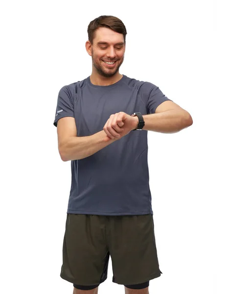 Улыбающийся мужчина с умными часами или фитнес-трекером — стоковое фото