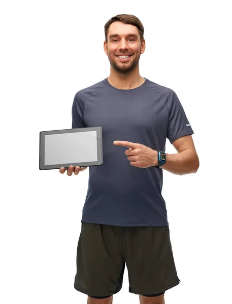 Χαμογελαστός άνθρωπος σε αθλητικά ρούχα δείχνει tablet pc — Φωτογραφία Αρχείου