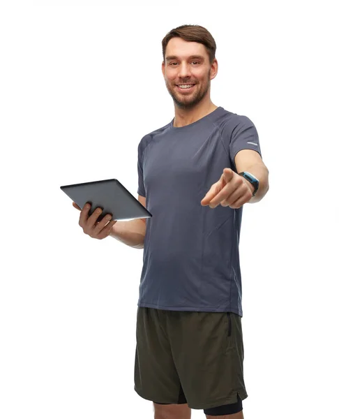Hombre sonriente con la tableta pc apuntando a la cámara — Foto de Stock
