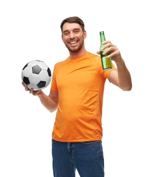 Fanático del fútbol feliz con pelota de fútbol y cerveza — Foto de Stock