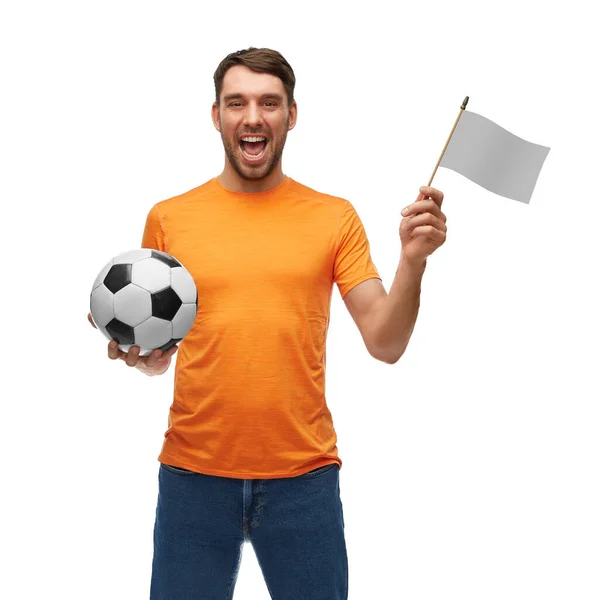 Hombre o fanático del fútbol con pelota de fútbol y bandera — Foto de Stock