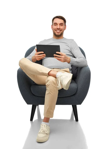 Hombre sonriente con Tablet PC sentado en la silla — Foto de Stock