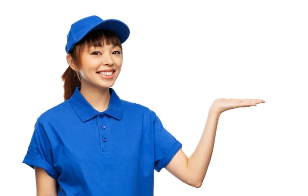 青い制服を着た幸せな笑顔のデリバリー女性 — ストック写真