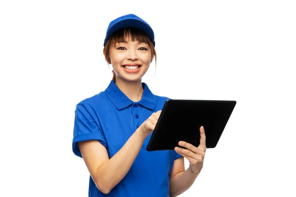 Felice donna consegna sorridente con computer tablet — Foto Stock