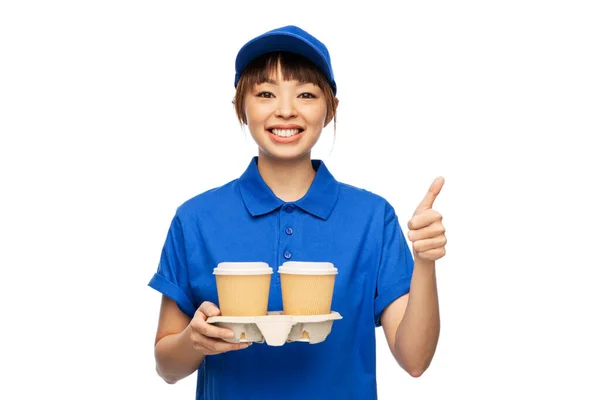 Consegna donna con tazze di caffè mostrando pollici verso l'alto — Foto Stock