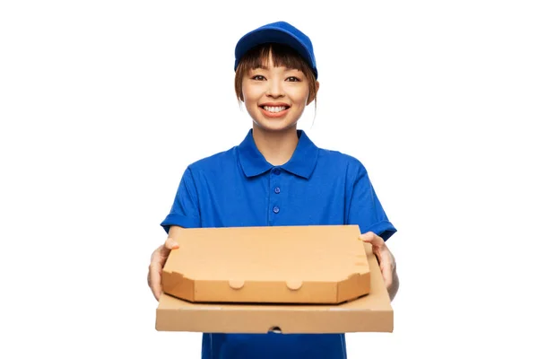 Mulher de entrega com caixas de pizza takeaway — Fotografia de Stock