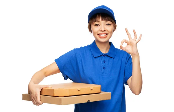 Futár nő pizza dobozok mutatja ok jel — Stock Fotó