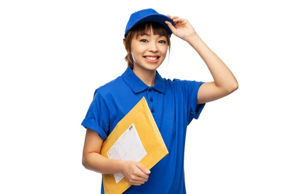 Šťastná doručovatelka držící obálku — Stock fotografie