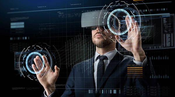 Uomo d'affari in vr occhiali utilizzando schermo virtuale — Foto Stock