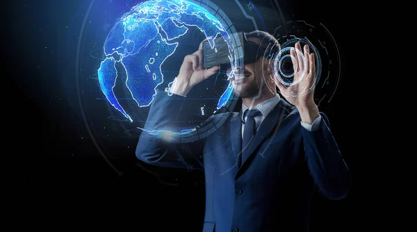 Affärsman i virtuell verklighet headset över svart — Stockfoto