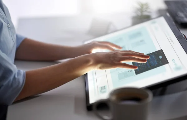 Ruce pracuje s LED světlo tablet v kanceláři — Stock fotografie