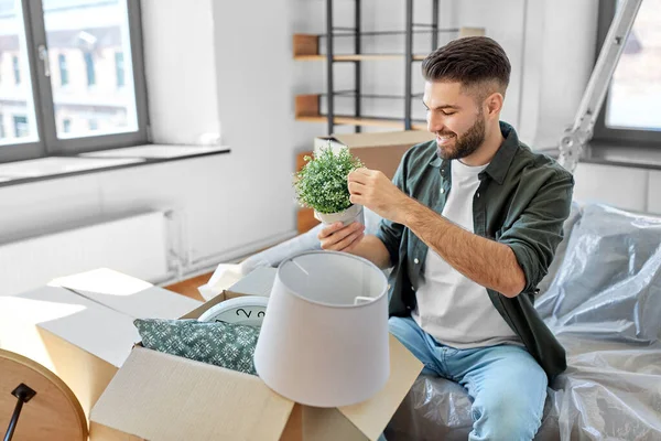 Homem feliz desempacotando caixas e movendo-se para nova casa — Fotografia de Stock