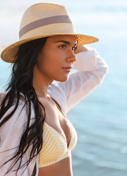 Portrait of woman in bikini and hat on beach — Stock Photo, Image