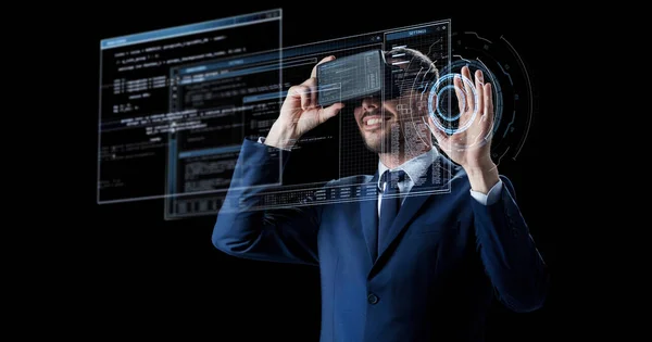 Empresário em realidade virtual headset sobre preto — Fotografia de Stock