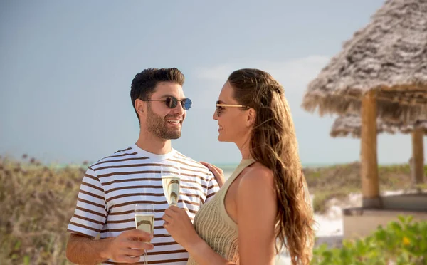 Feliz pareja bebiendo champán en verano playa —  Fotos de Stock